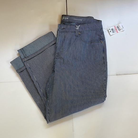 Style & Co Curvy Capri - Picture 1 of 3